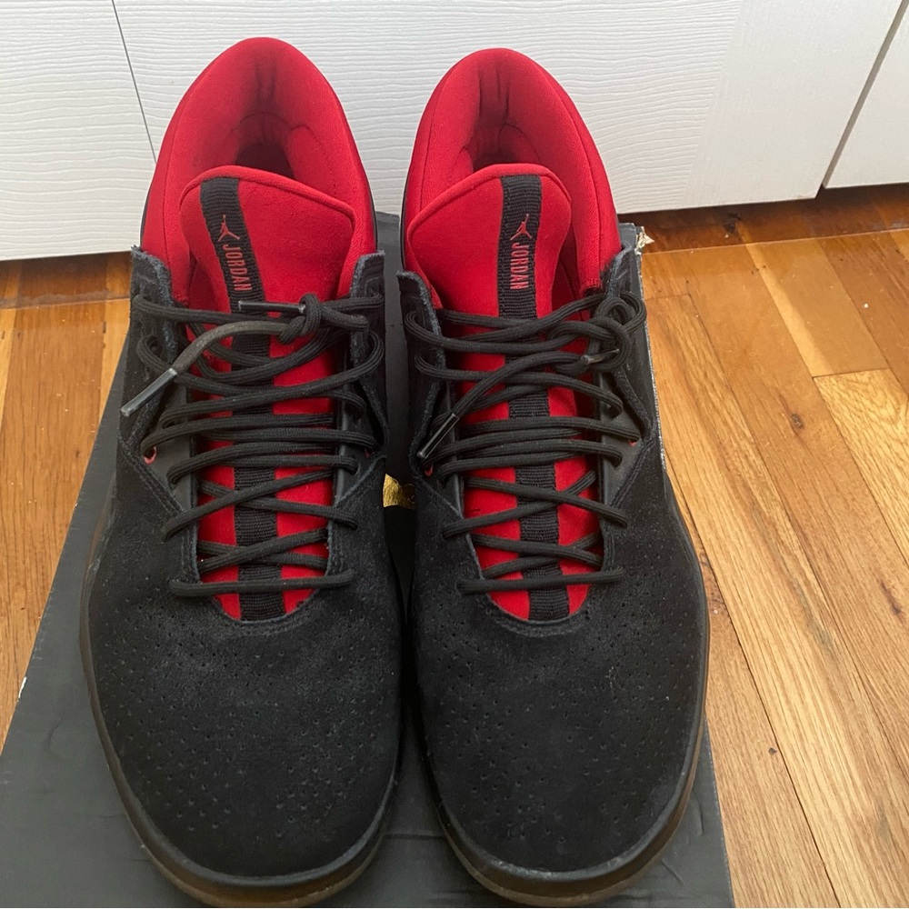 Jordan Men's Black and Red Sneakers